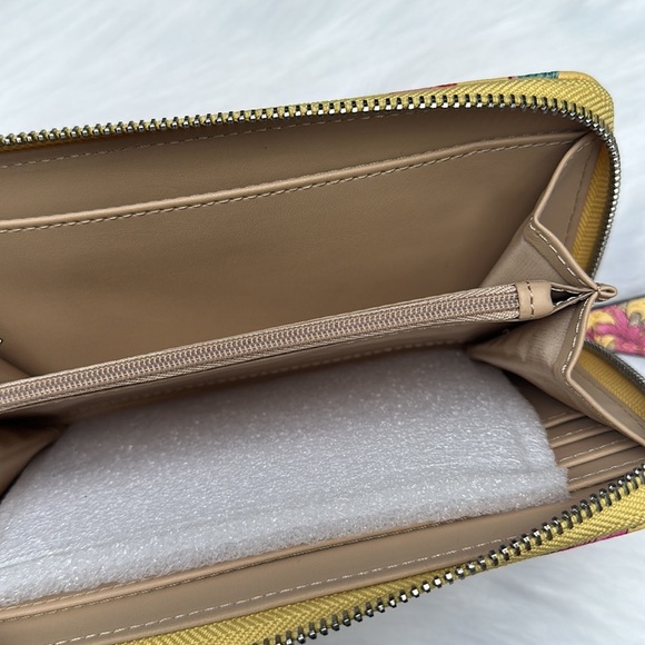 New GUESS Abree Zip-Around Wallet - Picture 2 of 4